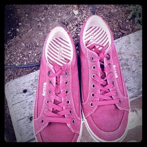 Taos women's red canvas tennis shoes 7.5